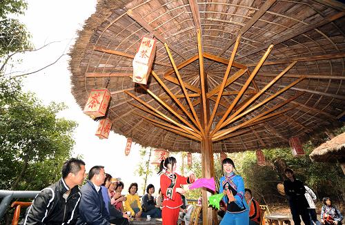 3月22日,游客在湖南張家界景區(qū)內(nèi)觀看歌舞表演。 湖南省張家界市積極應(yīng)對(duì)挑戰(zhàn),提出實(shí)現(xiàn)旅游業(yè)恢復(fù)性增長(zhǎng)的戰(zhàn)略,從政府投資、產(chǎn)業(yè)投資、保護(hù)生態(tài)、改善民生等方面入手,延長(zhǎng)吃、住、行、游、購(gòu)、娛等相關(guān)產(chǎn)業(yè)鏈,取得顯著成效。3月以來,張家界中外游客人數(shù)與2008年同期相比增加80%左右。 新華社記者趙眾志攝