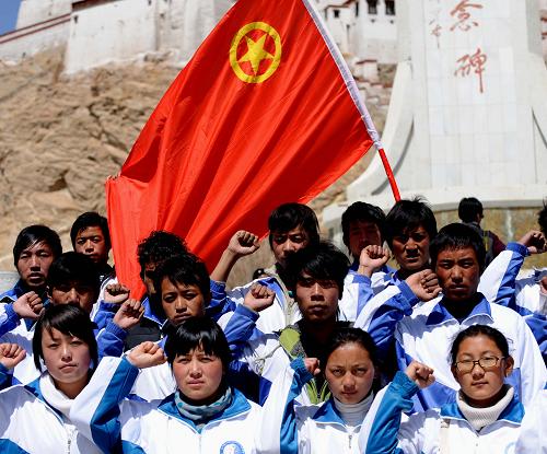 3月23日,西藏日喀則職業(yè)學(xué)校的學(xué)生在宗山英雄紀(jì)念碑前宣誓,決心爭做優(yōu)秀青年團(tuán)員。新華社記者 索朗羅布 攝