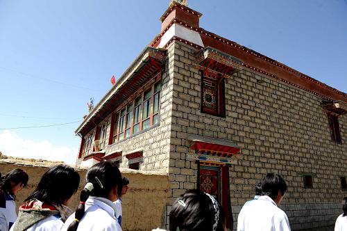 3月23日,西藏日喀則職業(yè)學(xué)校的學(xué)生前往參觀昔日農(nóng)奴現(xiàn)在住的房子。新華社記者 索朗羅布 攝