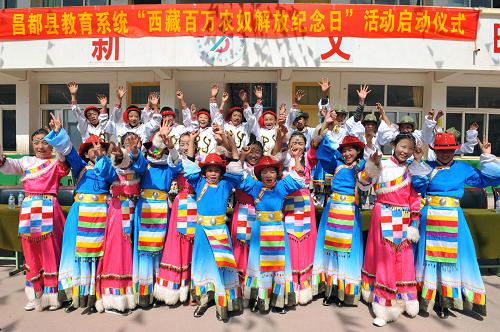3月23日,參加演出的小演員們合影留念。當(dāng)日,西藏昌都縣教育系統(tǒng)迎接“西藏百萬(wàn)農(nóng)奴解放紀(jì)念日”活動(dòng)啟動(dòng)儀式在昌都縣城關(guān)鎮(zhèn)達(dá)野中心小學(xué)舉行。來(lái)自60多個(gè)鄉(xiāng)鎮(zhèn)中學(xué)、村辦完全小學(xué)的500余名師生匯聚一堂,載歌載舞迎接“西藏百萬(wàn)農(nóng)奴解放紀(jì)念日”的到來(lái) 。新華社記者 何俊昌 攝