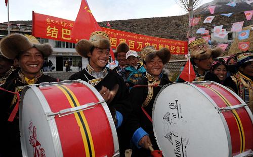 3月23日,西藏山南地區(qū)結(jié)巴鄉(xiāng)結(jié)巴村農(nóng)民敲鑼打鼓喜迎農(nóng)奴解放日。當(dāng)日,西藏山南地區(qū)乃東縣結(jié)巴鄉(xiāng)結(jié)巴村的群眾自發(fā)組織篝火晚會(huì),載歌載舞喜迎西藏百萬(wàn)農(nóng)奴解放日。結(jié)巴鄉(xiāng)是西藏第一個(gè)“朗生互助組”的誕生地。西藏實(shí)行民主改革后,廣大農(nóng)奴獲得了解放,自己當(dāng)家做主,并擁有了土地。1961年,結(jié)巴鄉(xiāng)的11戶朗生自覺(jué)組成了“窮棒子”互助組,他們團(tuán)結(jié)互助、自力更生,譜寫了新時(shí)代艱苦創(chuàng)業(yè)的贊歌。2008年全鄉(xiāng)農(nóng)民人均純收入已達(dá)4120元。新華社記者 格桑達(dá)瓦 攝