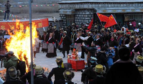 3月23日,西藏山南地區(qū)結(jié)巴鄉(xiāng)結(jié)巴村的農(nóng)民跳起歡樂(lè)的舞蹈。新華社記者 格桑達(dá)瓦 攝