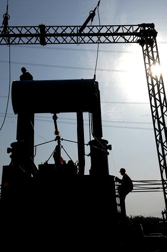 5月1日,工人在建設(shè)與鐵路配套的變電站。新華社記者 黃深鋼 攝