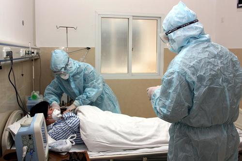 5月20日,浙江省舟山醫(yī)院舉行甲型H1N1流感模擬病例應(yīng)急處理演練,醫(yī)護(hù)人員為一位“患者”體檢。演練按照門診接診病人、120轉(zhuǎn)運(yùn)、特殊傳染病房收治病人三大內(nèi)容進(jìn)行,旨在增強(qiáng)醫(yī)護(hù)人員防控甲型H1N1流感的責(zé)任感和緊迫感,提高對甲型H1N1流感醫(yī)療救治的應(yīng)急處理能力。 新華社發(fā)(胡社友 攝)