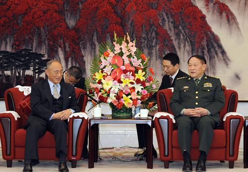 梁光烈會(huì)見(jiàn)日本客人 5月21日,國(guó)務(wù)委員兼國(guó)防部長(zhǎng)梁光烈在北京會(huì)見(jiàn)日本前海上自衛(wèi)隊(duì)參謀長(zhǎng)古莊幸一率領(lǐng)的日本“中國(guó)政治經(jīng)濟(jì)懇談會(huì)”代表團(tuán)。 新華社記者 丁林 攝