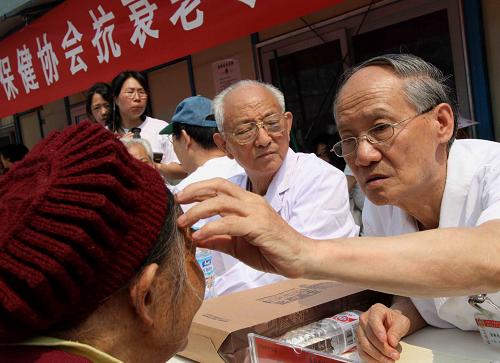 5月21日,中國(guó)老年保健協(xié)會(huì)專家虞瑞堯(右)在為映秀災(zāi)區(qū)群眾義診。當(dāng)日,中國(guó)老年保健協(xié)會(huì)抗衰老專業(yè)委員會(huì)與四川老齡委等單位共同發(fā)起的“善與眾行 大愛無(wú)邊”大型義診捐贈(zèng)活動(dòng)在汶川地震震中映秀鎮(zhèn)舉行。來(lái)自全國(guó)的400余位知名醫(yī)學(xué)專家和愛心人士參加活動(dòng)。新華社記者 汪永基 攝