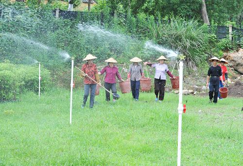 5月22日,福建省永泰縣葛嶺鎮(zhèn)東星村村民在節(jié)水灌溉的田地里工作。近年來(lái),福建省永泰縣利用雨量充沛、水資源豐富的優(yōu)勢(shì),加強(qiáng)現(xiàn)代化水利基礎(chǔ)設(shè)施建設(shè),特別加大現(xiàn)代化農(nóng)業(yè)灌溉設(shè)施建設(shè)和投入。目前,這個(gè)縣農(nóng)業(yè)有效灌溉面積17.6萬(wàn)畝,其中節(jié)水灌溉面積5.33萬(wàn)畝,鄉(xiāng)鎮(zhèn)的百姓100%用上了自來(lái)水,為當(dāng)?shù)匦罗r(nóng)村經(jīng)濟(jì)發(fā)展奠定了堅(jiān)實(shí)的基礎(chǔ)。新華社記者 何俊昌攝