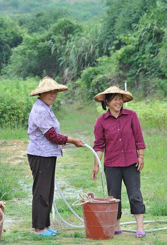 5月22日,福建省永泰縣葛嶺鎮(zhèn)東星村村民的苗圃用上了新裝的自來(lái)水。新華社記者何俊昌攝