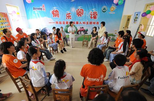 5月27日,在廣西南寧市西鄉(xiāng)塘裕興學校,愛心志愿者、學生家長和孩子們一起交流閱讀心得。 當日,關(guān)注流動兒童的公益項目——“陽光計劃”在廣西南寧市西鄉(xiāng)塘裕興學校落戶。該計劃為該校近千名農(nóng)民工子女捐建了一個擁有上萬冊藏書的“陽光圖書館”,愛心志愿者還通過和孩子們一起閱讀、講故事,組織孩子們參加社會公益活動等方式,將溫暖送給農(nóng)民工子女。 “陽光計劃”是由全國婦聯(lián)、中國兒童少年基金會和安利(中國)日用品有限公司共同推出的、針對流動兒童的大型素質(zhì)教育援助公益項目。該計劃2008年在北京啟動,并在全國15所農(nóng)民工子弟學校試行,2009年將在全國新增10所試行學校。 新華社記者 周華 攝