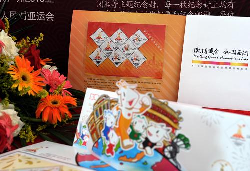 這是6月11日在廣州亞組委舉辦的《第16屆亞洲運(yùn)動(dòng)會(huì)》紀(jì)念郵票發(fā)行暨亞運(yùn)官方特供郵品預(yù)定啟動(dòng)發(fā)布會(huì)上拍攝的廣州亞運(yùn)會(huì)紀(jì)念郵票樣票及紀(jì)念郵品。新華社記者 劉大偉攝