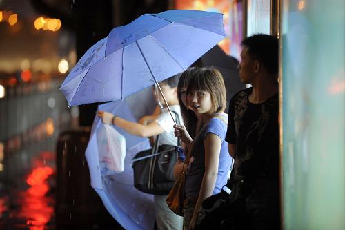 6月26日深夜,幾位市民在深圳一處公交車(chē)站避雨、候車(chē)。今年第4號(hào)熱帶風(fēng)暴“浪卡”已于26日22時(shí)50分在惠州市惠東縣平海鎮(zhèn)沿海地區(qū)登陸,登陸時(shí)中心最低氣壓994百帕,中心附近最大風(fēng)力8級(jí),達(dá)到20米/秒(相當(dāng)于72公里/小時(shí))的風(fēng)速。受“浪卡”環(huán)流影響,珠江口外海面、汕尾附近海面已出現(xiàn)7—9級(jí)大風(fēng);廣東省南部沿海市縣已出現(xiàn)陣雨,局部大雨。預(yù)計(jì)“浪卡”將繼續(xù)向偏北方向移動(dòng),即將在大亞灣沿岸地區(qū)再次登陸,登陸后強(qiáng)度將迅速減弱。27日至28日廣東省東部和珠江三角洲地區(qū)有暴雨到大暴雨,其余地區(qū)有大雨局部暴雨。新華社記者 陳曄華攝