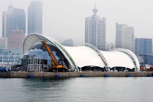 青島奧帆中心丈量碼頭上的海上劇場主體工程已基本完工(6月29日攝)。新華社記者 李紫恒 攝