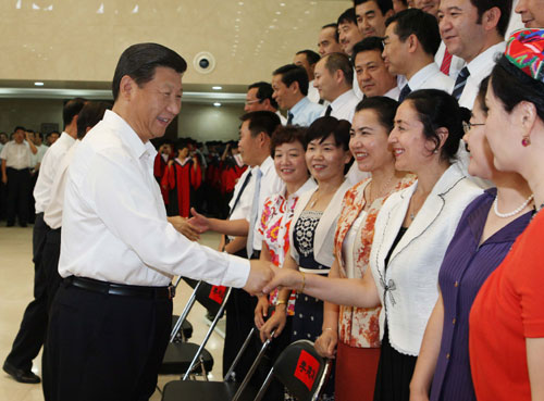 7月16日,中共中央黨校舉行2009年春季學(xué)期畢業(yè)典禮。中共中央政治局常委、中央書(shū)記處書(shū)記、中央黨校校長(zhǎng)習(xí)近平出席畢業(yè)典禮,并為學(xué)員頒發(fā)畢業(yè)證書(shū)。這是畢業(yè)典禮前,習(xí)近平接見(jiàn)畢業(yè)學(xué)員。新華社記者 劉衛(wèi)兵攝