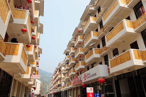 三峽庫區(qū)湖北省興山縣高陽鎮(zhèn)移民新居一角(2008年6月5日攝)。新華社記者 杜華舉攝