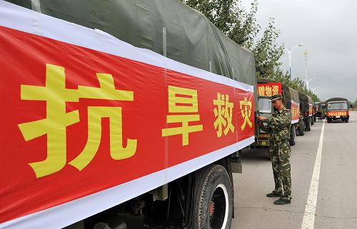8月21日,運(yùn)送捐贈(zèng)物資的車輛準(zhǔn)備出發(fā)。新華社記者 王鵬 攝