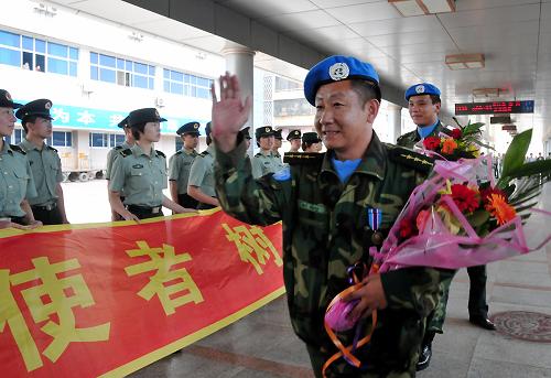 8月20日,歸來的維和官兵在呼和浩特火車站受到熱烈歡迎。當(dāng)日,我國第八批赴利比里亞維和運(yùn)輸分隊(duì)第一梯隊(duì)官兵勝利回到駐地呼和浩特。第八批赴利比里亞維和運(yùn)輸分隊(duì)官兵于2008年12月進(jìn)入任務(wù)區(qū),在8個(gè)月的時(shí)間里,安全行駛100多萬公里,運(yùn)送各類物資30余萬噸,圓滿完成了維和運(yùn)輸任務(wù),全體官兵獲得聯(lián)合國一級和平榮譽(yù)勛章。第二梯隊(duì)官兵將于本月底回國。新華社發(fā)(范德銀 攝)