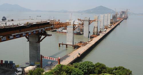 建設(shè)中的平潭海峽大橋(8月21日攝)。新華社記者 來建強(qiáng)攝