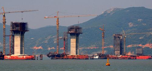 矗立在海面上的平潭海峽大橋橋墩(8月21日攝)。新華社記者 來建強(qiáng)攝