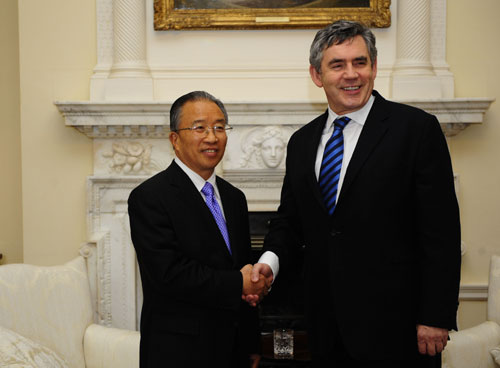 10月19日,在英國倫敦,英國首相布朗(右)在首相府會見來訪的中國國務(wù)委員戴秉國。應(yīng)英國和法國政府邀請,國務(wù)委員戴秉國16日離開北京,赴英國和法國進(jìn)行訪問。新華社記者 曾毅攝