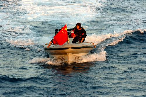 10月23日,中國海軍護航編隊“舟山”艦搭載特戰(zhàn)隊員的艦載小艇進行巡邏警戒。當?shù)貢r間10月24日15時30分(北京時間20時30分)許,隨著中國海軍第三批護航編隊護送的18艘商船安全抵達亞丁灣西部解護點,中國海軍護航編隊已安全護送1000艘中外船舶通過亞丁灣、索馬里海域。本次護航中國海軍護航編隊首次利用艦載小艇搭載特戰(zhàn)隊員進行了大范圍的海上巡邏警戒,保證了被護商船的安全。新華社記者 郭剛攝