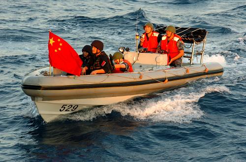 10月23日,中國海軍護航編隊“舟山”艦搭載特戰(zhàn)隊員的艦載小艇正在進行巡邏警戒。新華社記者 郭剛攝