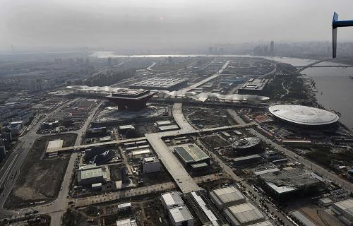 10月23日,從空中拍攝的世博園區(qū)工地。隨著上海世博會(huì)的臨近,世博園區(qū)的建設(shè)已進(jìn)入最后沖刺階段。新華社發(fā)