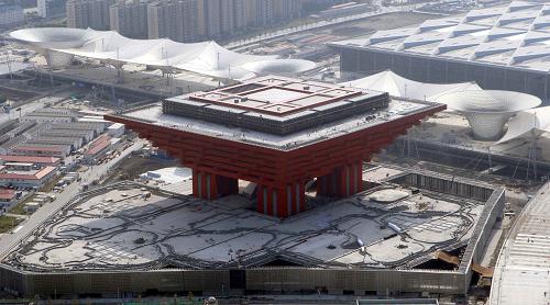 10月23日空中拍攝的中國(guó)館。隨著上海世博會(huì)的臨近,世博園區(qū)的建設(shè)已進(jìn)入最后沖刺階段。新華社發(fā)