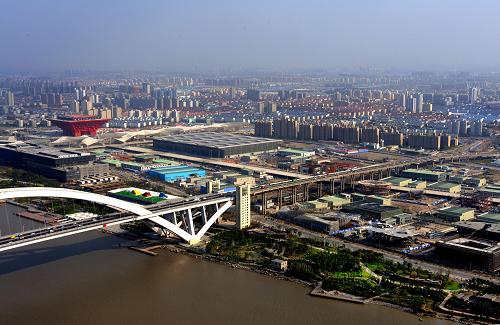 10月23日,從空中拍攝的世博園區(qū)工地。隨著上海世博會(huì)的臨近,世博園區(qū)的建設(shè)已進(jìn)入最后沖刺階段。新華社發(fā)