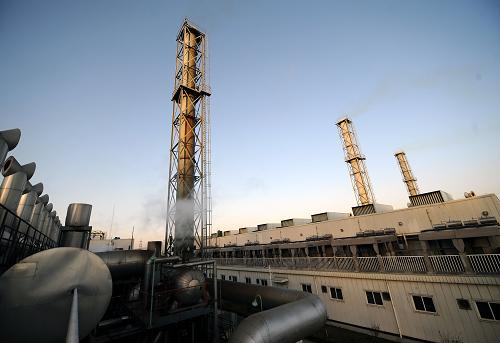 山西省晉煤集團(tuán)寺河礦瓦斯發(fā)電廠一角(12月2日攝)。該電廠是世界上最大的煤層氣電廠,目前已并網(wǎng)發(fā)電,年發(fā)電量8.4億度,年可減少甲烷氣體排放1.8億立方米,折合二氧化碳297萬噸,與同等規(guī)模的燃煤電廠相比,每年還可減排30萬噸粉煤灰,減排煙塵722噸,減排爐渣7.3萬噸。新華社記者 陳忠華攝
