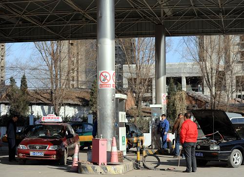 汽車在山西省晉城市一處加氣站加氣(12月3日攝)。目前,晉城周邊地區(qū)已有7000余輛公交車、出租車等燃用煤層氣。新華社記者 燕雁攝