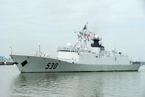 12月6日,中國(guó)海軍“徐州”號(hào)導(dǎo)彈護(hù)衛(wèi)艦駛?cè)腭R來(lái)西亞雪蘭莪州巴生港。當(dāng)日,剛剛在亞丁灣、索馬里海域完成第三批護(hù)航任務(wù)的中國(guó)海軍“徐州”號(hào)導(dǎo)彈護(hù)衛(wèi)艦抵達(dá)巴生港,應(yīng)邀對(duì)馬來(lái)西亞進(jìn)行為期3天的友好訪問(wèn)。這是自1974年中馬建交以來(lái),中國(guó)海軍艦艇第3次訪問(wèn)馬來(lái)西亞。新華社記者 熊平攝
