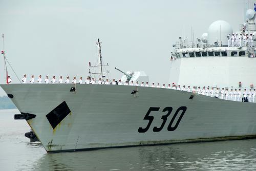 12月6日,中國(guó)海軍“徐州”號(hào)導(dǎo)彈護(hù)衛(wèi)艦駛?cè)腭R來(lái)西亞雪蘭莪州巴生港。新華社記者 熊平攝