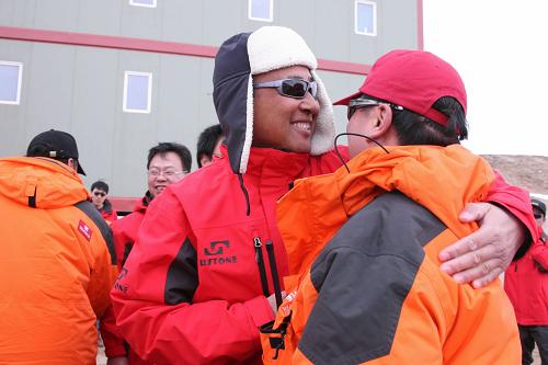 12月6日,中國第25次南極考察隊中山站越冬站長魏明(左)與第26次南極考察隊副領(lǐng)隊李院生重逢后熱情擁抱。新華社記者 崔靜 攝