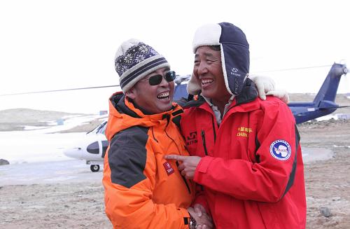 12月6日,中國第26次南極考察隊隊員(左)與第25次南極考察隊越冬隊員見面后熱情擁抱。新華社記者 崔靜 攝