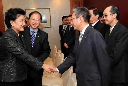 12月6日,中共中央政治局委員、國(guó)務(wù)委員劉延?xùn)|在香港會(huì)見(jiàn)香港大學(xué)、香港中文大學(xué)、香港理工大學(xué)等香港10所大學(xué)的校長(zhǎng)。 新華社記者宋振平攝