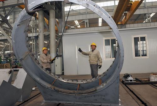 陜西中鋼集團(tuán)西安重機(jī)有限公司的工人在車間里吊裝機(jī)械配件(12月10日攝)。近年來,陜西省西安市在涇渭新城打造千億元制造業(yè)基地,目前已集聚了商用汽車、重型機(jī)械、新材料、新能源等產(chǎn)業(yè)的企業(yè)92家,總投資321.28億元。2009年全年有望實(shí)現(xiàn)工業(yè)總產(chǎn)值255億元。 新華社記者 何俊昌 攝