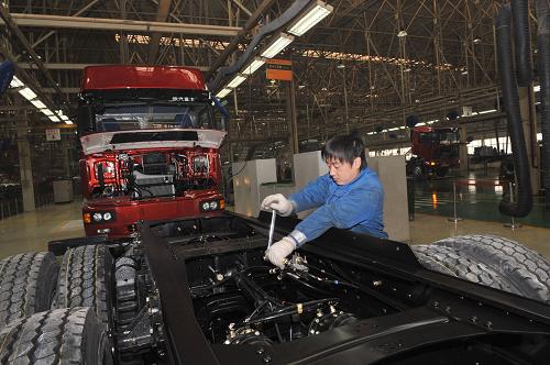 陜西重型汽車有限公司重型卡車生產(chǎn)車間的工人在工作(12月10日攝)。新華社記者 何俊昌 攝
