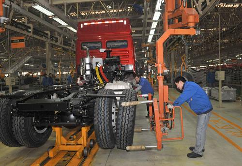 陜西重型汽車有限公司重型卡車生產(chǎn)車間的工人在工作(12月10日攝)。新華社記者 何俊昌 攝