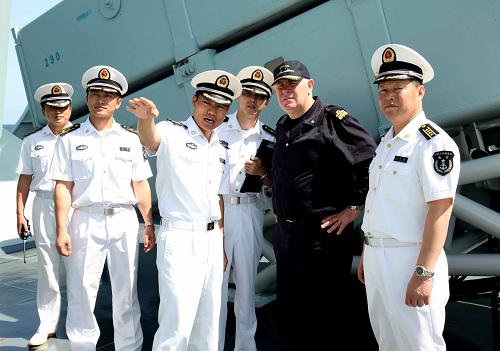 1月16日,歐盟海軍465編隊(duì)指揮官古梅羅少將(右二)參觀中國(guó)海軍第四批護(hù)航編隊(duì)的“馬鞍山”艦。當(dāng)日,正在亞丁灣、索馬里海域執(zhí)行護(hù)航任務(wù)的歐盟海軍465編隊(duì)指揮官古梅羅少將一行3人登上“馬鞍山”艦,與中國(guó)海軍官兵會(huì)面交流。新華社記者 楊志剛攝