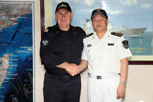 1月16日,中國(guó)海軍護(hù)航編隊(duì)指揮員邱延鵬(右)在“馬鞍山”艦會(huì)見歐盟海軍465編隊(duì)指揮官古梅羅少將。新華社記者 楊志剛攝