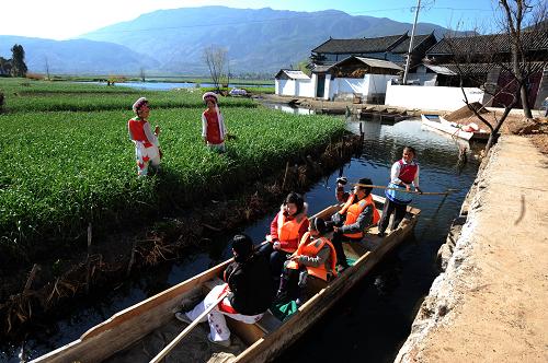 游客乘船在西湖濕地的村莊間穿行(2月4日攝)。新華社記者 秦晴 攝