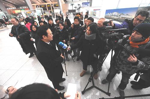 2月7日,鐵道部新聞發(fā)言人王勇平在新聞發(fā)布會(huì)上接受記者采訪。新華社記者 施思思攝