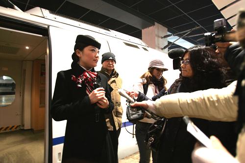 2月7日,京津城際列車的一位列車長(zhǎng)在北京南站向前來(lái)采訪的記者介紹列車運(yùn)營(yíng)情況。 當(dāng)日,中國(guó)鐵道部在北京南站舉行境外媒體新聞發(fā)布會(huì),30余家駐京境外媒體的40余名記者出席。鐵道部新聞發(fā)言人王勇平在會(huì)上介紹了2010年春運(yùn)的新舉措,并就火車票實(shí)名制等熱點(diǎn)問(wèn)題回答了記者的提問(wèn)。 新華社記者 施思思攝