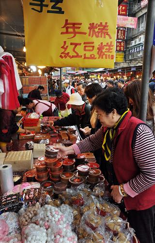 2月7日,在臺(tái)北市濱江商圈年貨大街,人們購(gòu)買年糕準(zhǔn)備過(guò)年。農(nóng)歷虎年臨近,各地市場(chǎng)年味漸濃,人們紛紛趕年集備年貨,喜迎新春佳節(jié)。新華社發(fā)(吳景騰 攝)