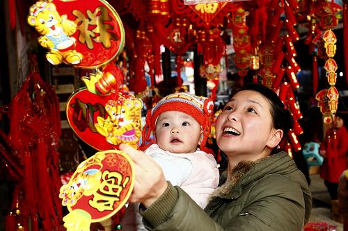 2月6日,四川遂寧市民在遂寧新市場(chǎng)選購(gòu)年貨。新華社發(fā)(鐘敏 攝)