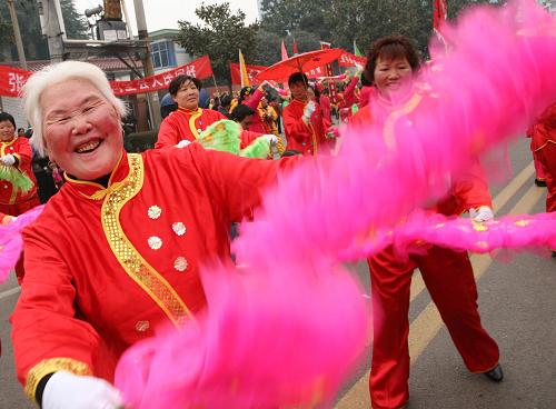 2月22日,來(lái)自寶豐縣南牛村的75歲的董籠老人表演扇子舞。當(dāng)日,在河南寶豐縣第十六屆民間藝術(shù)大賽上,36支民間藝術(shù)表演隊(duì)展示了竹馬、旱船、秧歌、扇子舞、舞獅等民間藝術(shù),喜迎元宵佳節(jié)。新華社發(fā)