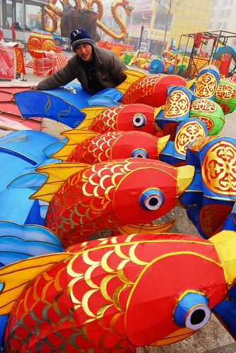 2月22日,一名工人在山東鄒平縣花燈街安裝“年年有余”花燈。 近日,山東鄒平縣元宵藝術(shù)節(jié)花燈街的安裝工作接近尾聲,花燈街集中了50余組大型花燈,將在元宵節(jié)期間精彩亮相。新華社發(fā)