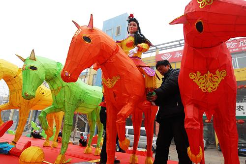 2月22日,一名工人在山東鄒平縣花燈街安裝花燈。 近日,山東鄒平縣元宵藝術(shù)節(jié)花燈街的安裝工作接近尾聲,花燈街集中了50余組大型花燈,將在元宵節(jié)期間精彩亮相。新華社發(fā)