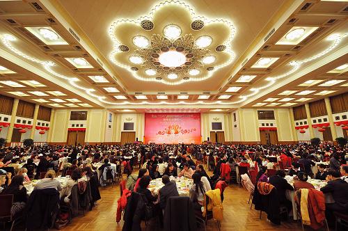 3月8日,中華全國婦女聯(lián)合會在北京人民大會堂舉辦中外婦女招待會,慶祝“三八”國際勞動婦女節(jié)百年華誕。在京女中央委員、候補(bǔ)委員,各有關(guān)部委女領(lǐng)導(dǎo)、專家以及中國各族各界婦女代表和各國駐華大使、女外交官、使節(jié)夫人、外國女專家和專家夫人等近1500人出席招待會。新華社記者 何俊昌攝