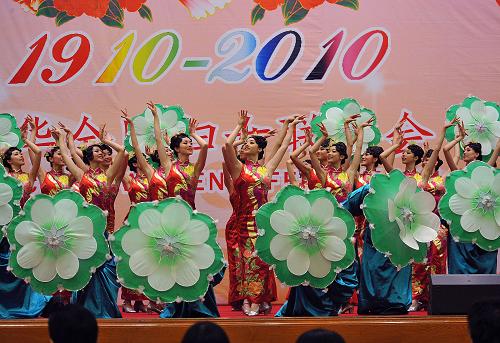 這是中國歌劇舞劇院演員在招待會上演出舞蹈《茉莉花》。新華社記者 何俊昌攝